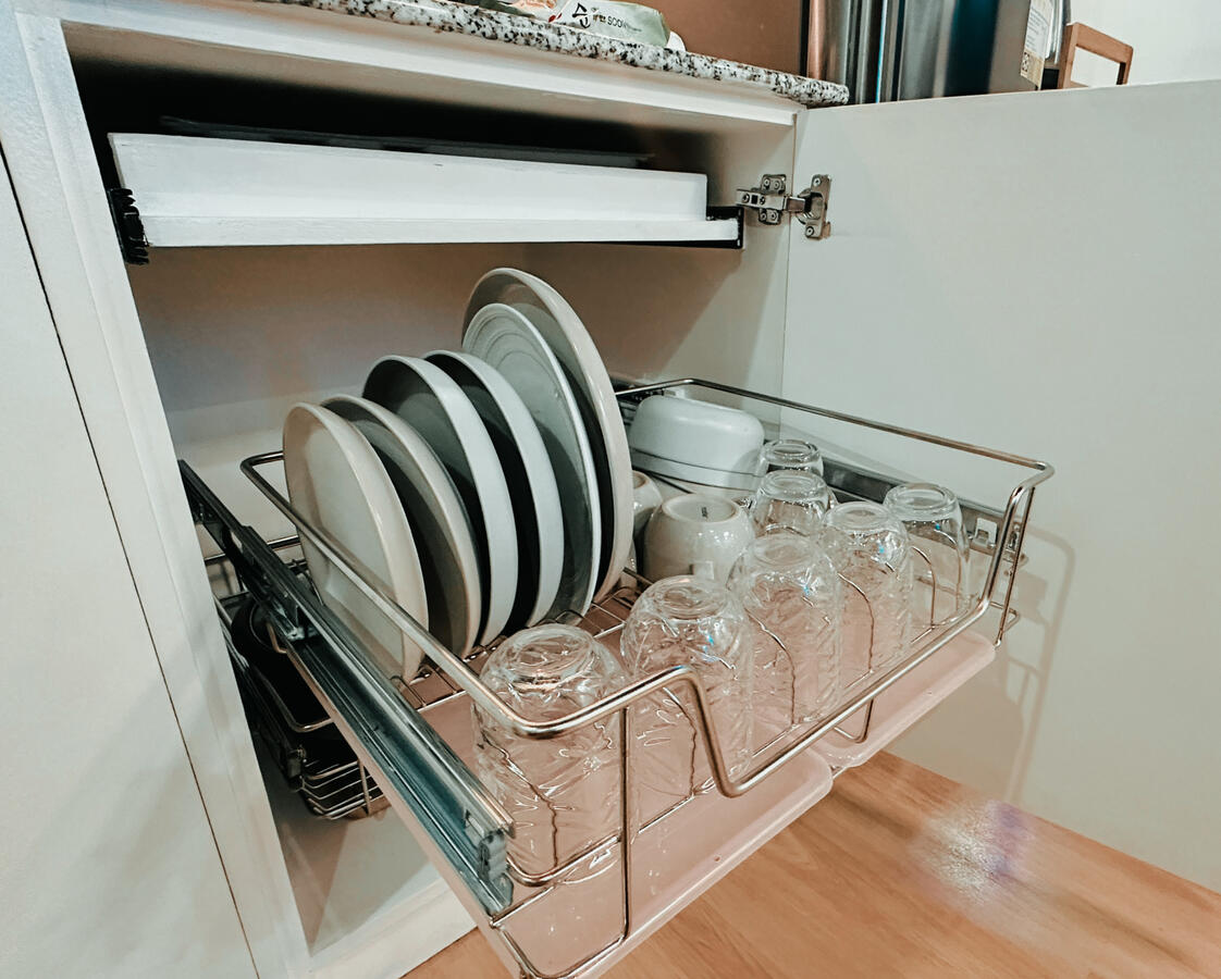 Pull-out dish cabinet with complete utensils